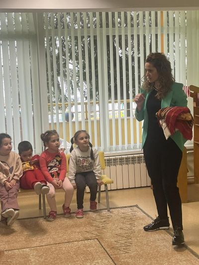 "Книгата е прозорец към света"- творческо ателие във 2 "Б" група  5