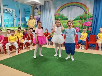 " Как един ден белият цвят бил оцветен" празник в трета "Б' група  5