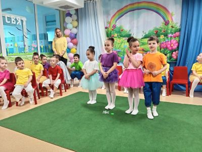 " Как един ден белият цвят бил оцветен" празник в трета "Б' група  6