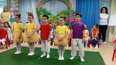 " Как един ден белият цвят бил оцветен" празник в трета "Б' група  7