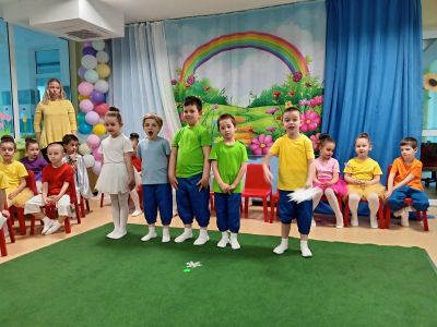 " Как един ден белият цвят бил оцветен" празник в трета "Б' група  8